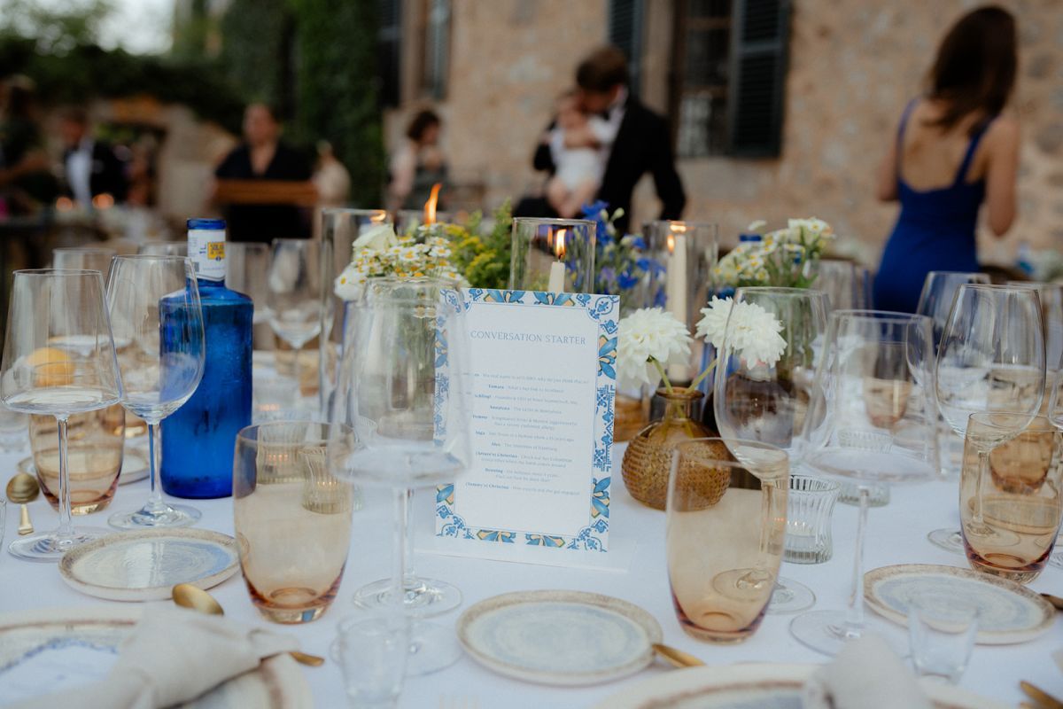 Tischdekoration mit Menükarte und Zitronen bei der Finca-Hochzeit auf Mallorca